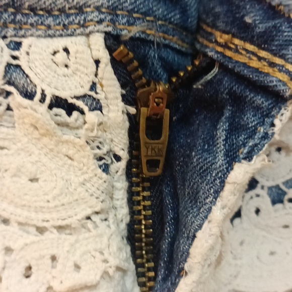 No boundaries denim shorts zipper/button up. Lace apron on front. Size 5 - Picture 5 of 6